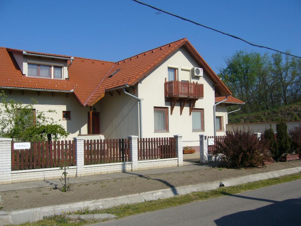 Csipkehaz Apartman Cserkeszőlő エクステリア 写真